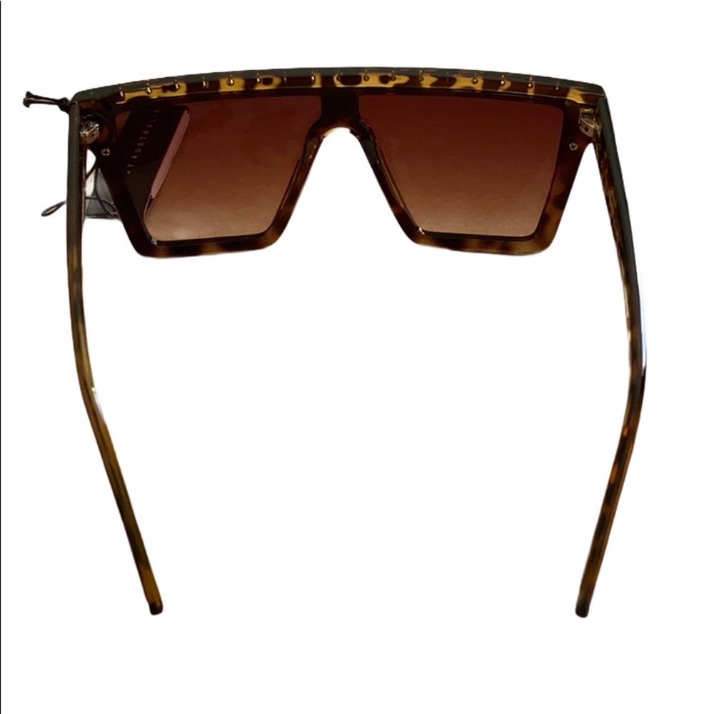 QUAY x JLO Hindsight Tort Gold Stud/Brn Sunnies - Picture 4 of 5